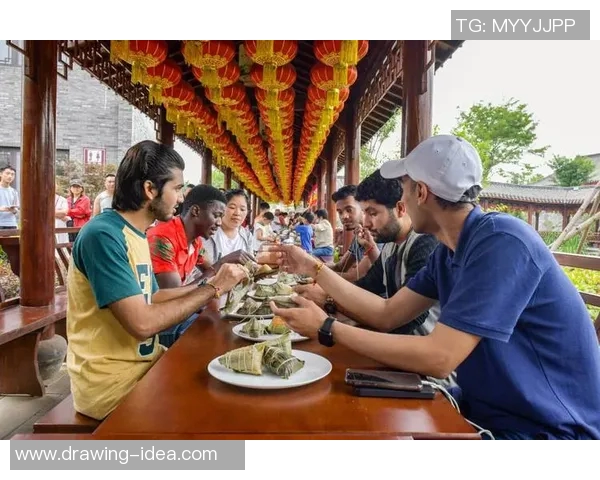 外国足球明星体验传统文化品尝粽子感受端午节的魅力与美味